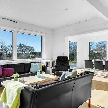 4 Bedroom Awesome In Casa de Férias *